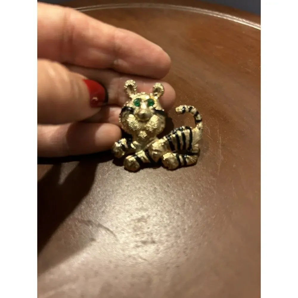 Vintage Gold Tone Cat With Black Stripes Green Rhinestone‎ Eyes Brooch Pin